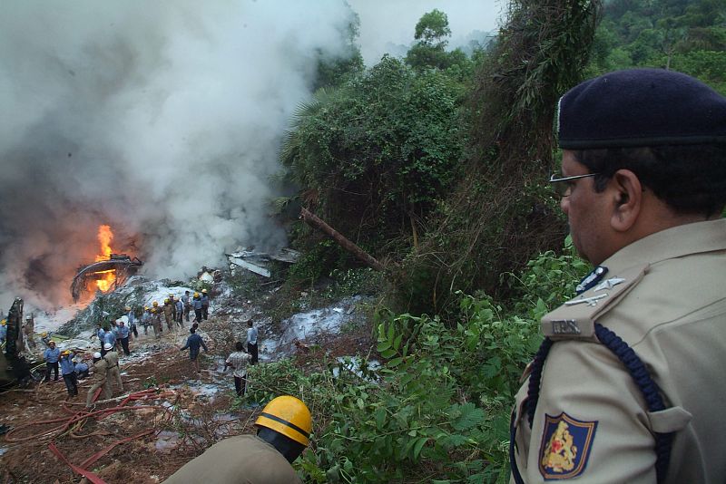 AL MENOS 60 MUERTOS EN UN ACCIDENTE DE AVIÓN EN EL SUROESTE DE LA INDIA