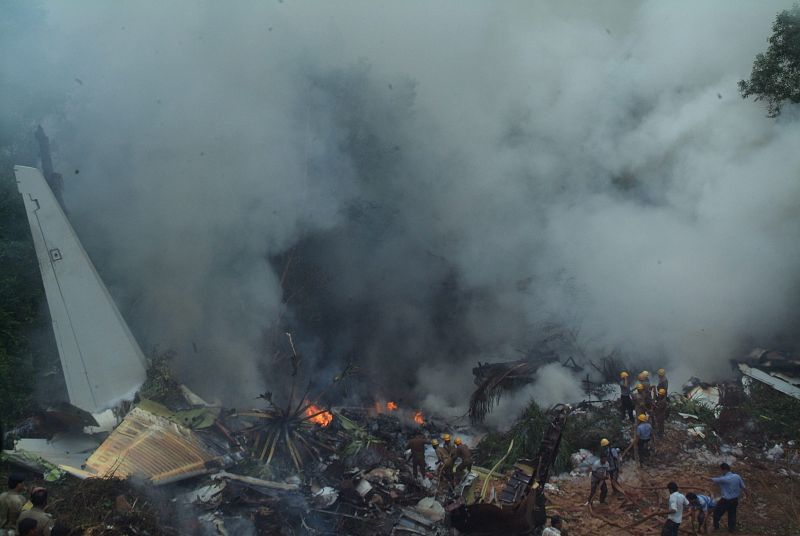 AL MENOS 60 MUERTOS EN UN ACCIDENTE DE AVIÓN EN EL SUROESTE DE LA INDIA