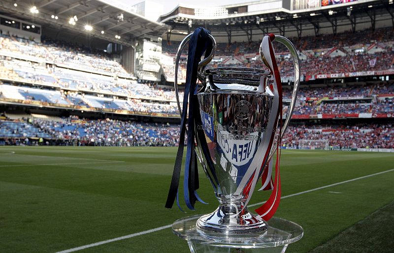 La copa de la Champions League vista antes del comienzo de la final que enfrentará al Inter de Milán y al Bayern de Munich.