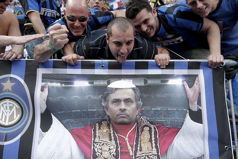 Seguidores del Inter de Milán muestran un cartel en el que aparece el entrenador del Inter, el portugués José Mourinho, caracterizado como el Papa.