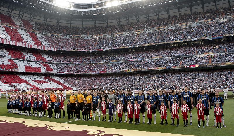 Los jugadores del Bayern de Munich y del Inter de Milán, saltan al terreno.