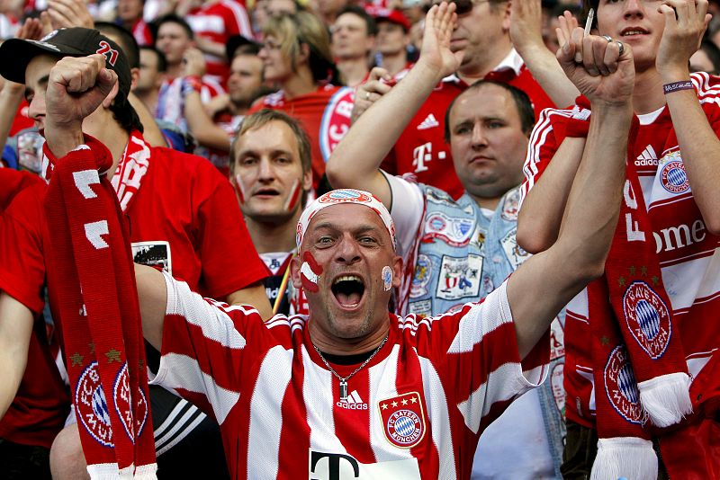 Un seguidor del Bayern de Munich anima a su equipo minutos antes del inicio de la final de la Liga de Campeones.