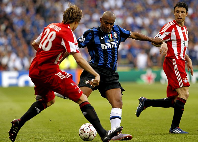 Maicón, del Inter de Milán, intenta disparar ante el acoso de Holger Badstuber y Mark van Bommel del Bayern de Munich.