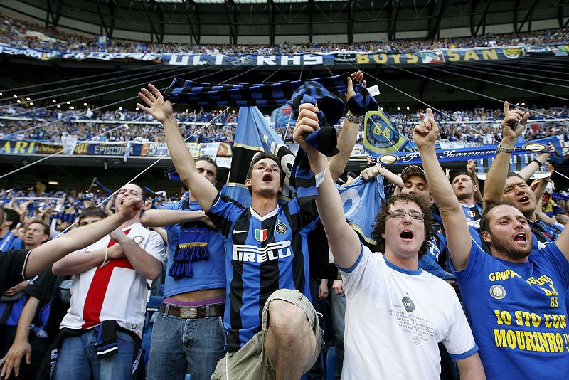 Los aficionados del Inter de Milán animan en el estadio Santiago Bernabéu.