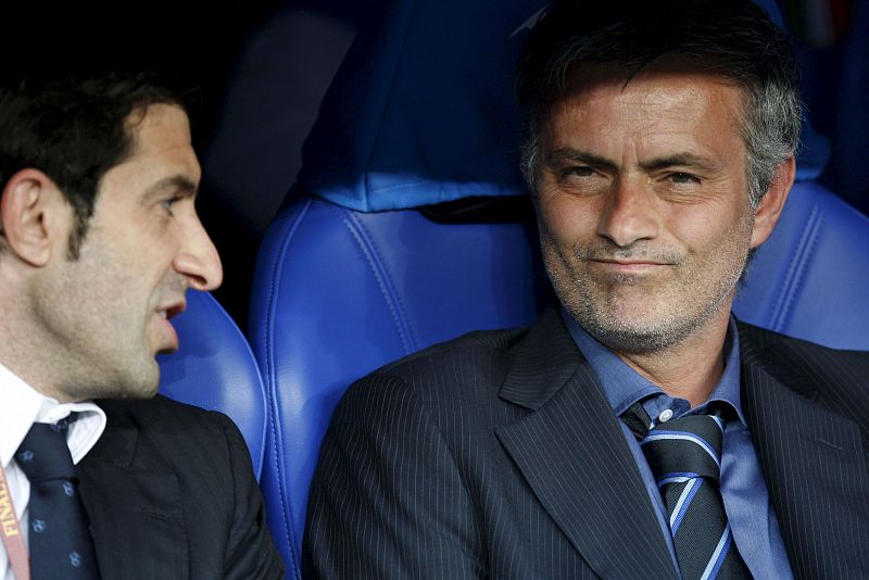 El entrenador portugués del Inter de Milán, Jose Mourinho, acompañado por el director deportivo portugués Luis Figo.