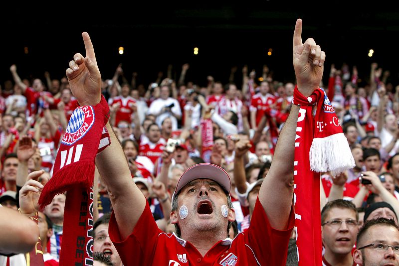 Un seguidor del Bayern de Munich anima a su equipo en la grada alemana.
