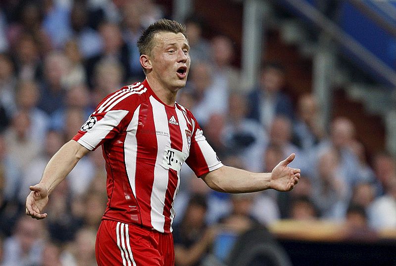 El delantero croata del Bayern de Munich, Ivica Olic, se lamenta tras fallar una ocasión.