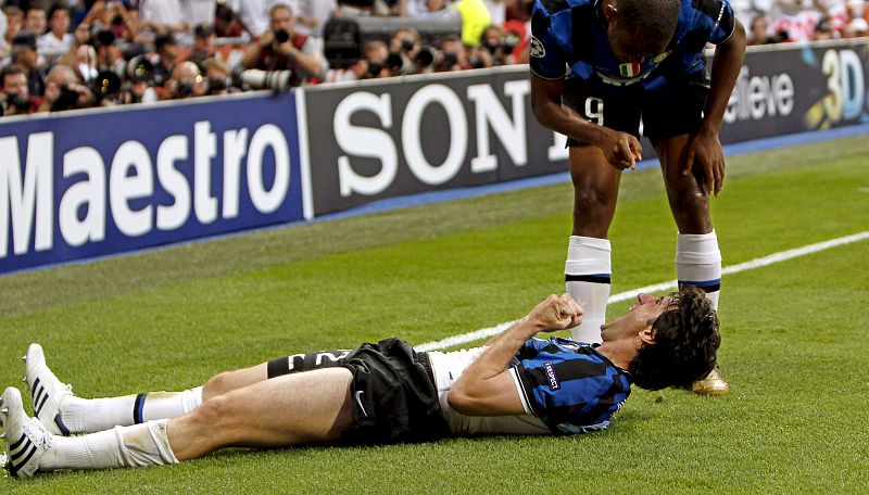 Diego Milito del Inter de Milán celebra junto a su compañero Samuel Eto' o tras marcar el primer gol al Bayern de Munich.