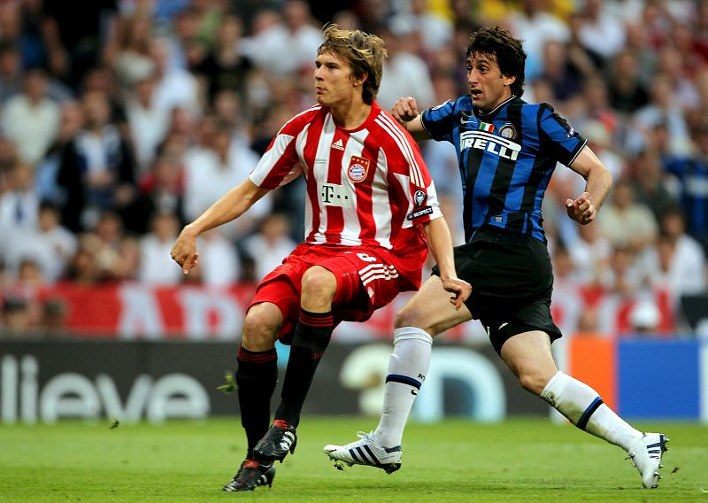 Diego Milito, del Inter de Milán, celebra tras anotar el primer gol del partido contra el Bayern de Munich.