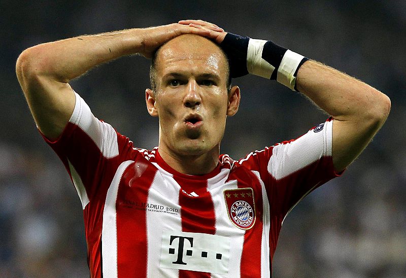 El jugador holandés del Bayern de Múnich Arjen Robben reacciona tras fallar un disparo.