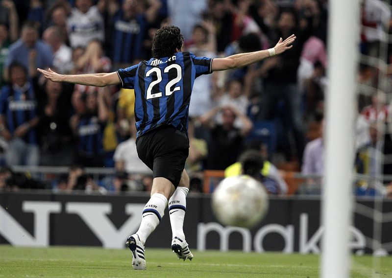 El jugador argentino del Inter de Milán Diego Milito celebra tras anotar su segundo gol ante el Bayern de Múnich.