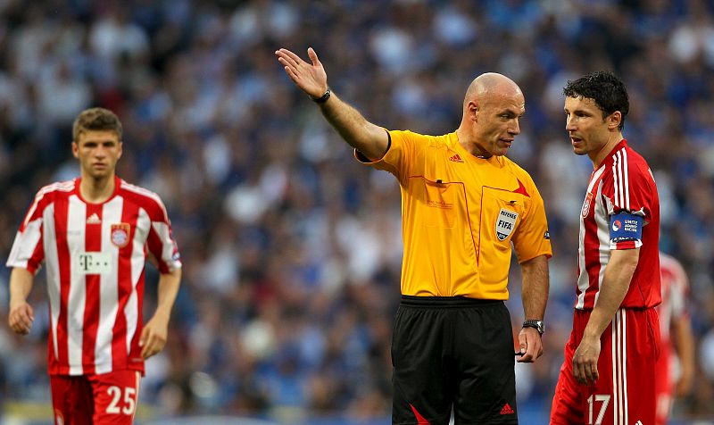 Mark van Bommel del Bayern de Munich, discute con el árbitro Howard Webb.