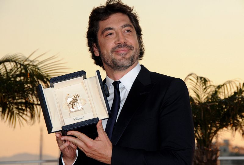 Bardem posa con el premio al mejor actor por 'Biutiful'