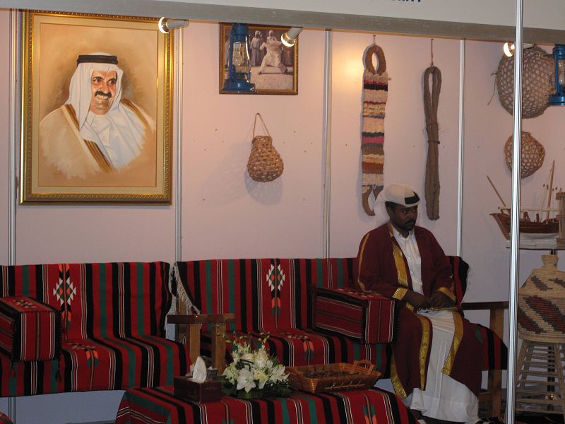 Un stand de Qatar recuerda la presencia benefactora del emir, que financia el 'invento'.