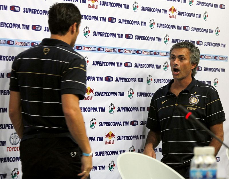 Mourinho bromea con su capitán, Zanetti, antes de una rueda de prensa.