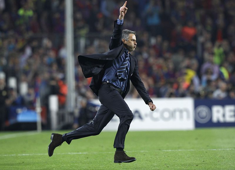 Mourinho celebra con una polémica carrera en el Camp Nou su pase a la final de la Champions dejando en la cuneta al Barcelona.