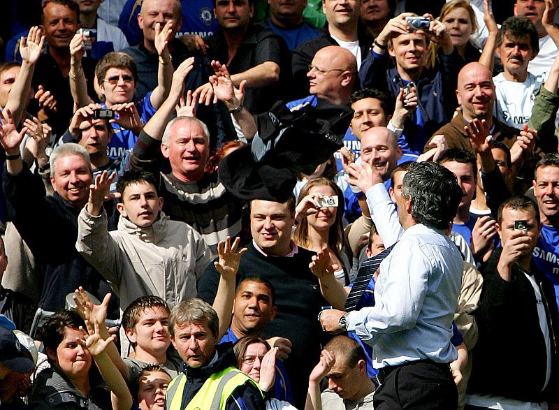 Mourinho regala su chaqueta al público de Stamford Bridge, que idolatró al portugués en su paso por el club londinense.