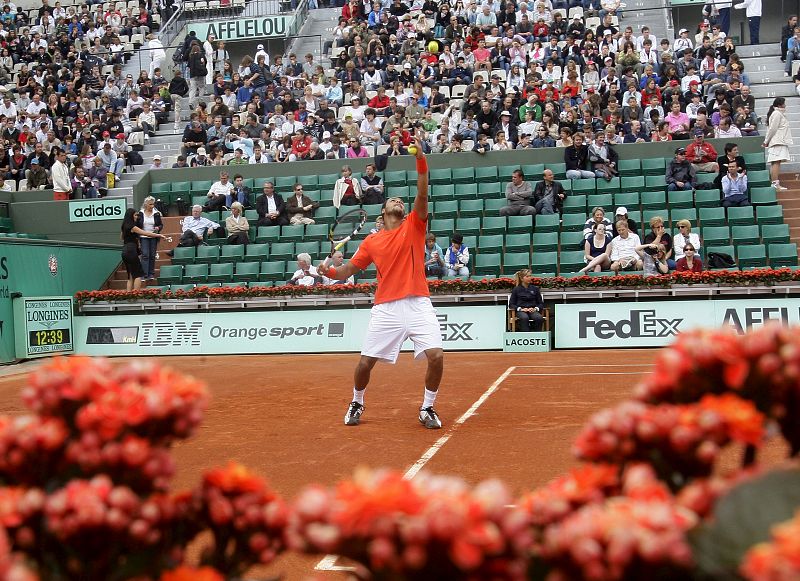 El tenista francés Jo-Wilfried Tsonga realiza un saque ante su compatriota Josselin Ouanna.