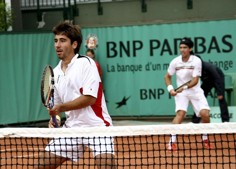 La pareja formada por los españoles Marc Lopez y Pere Riba durante su partido ante el dúo francés Jonathan Eysseric y Benoit Paire.