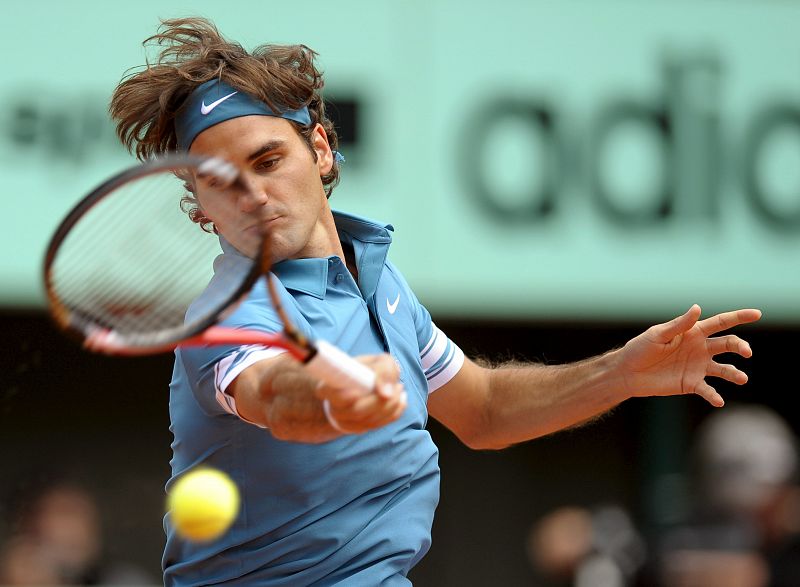 El tenista suizo Roger Federer devuelve la bola al colombiano Alejandro Falla.