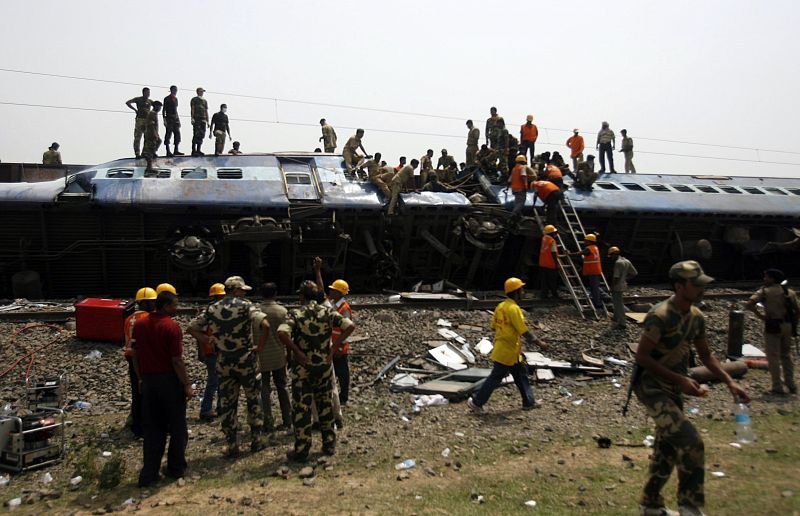 Los equipos de rescate se han introducido en los trenes para buscar supervivientes