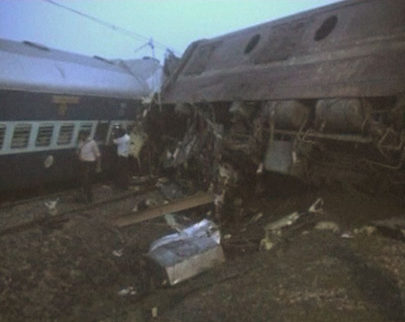 Una de las primeras imágenes que se han tenido de los trenes tras la explosión a través de la TV india