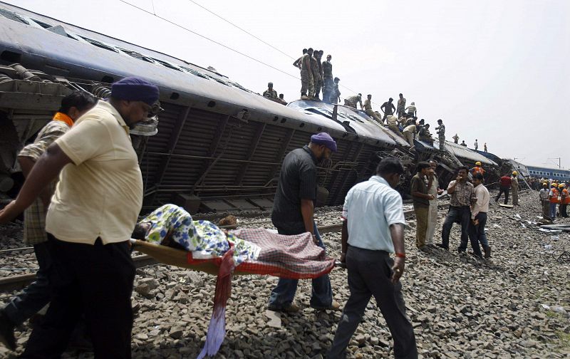 Equipos de rescate sacan a un pasajero del tren atacado por los maoístas