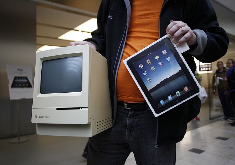 Un viejo Mac frente a lo último de Apple en en lanzamiento del iPad en Hamburgo.