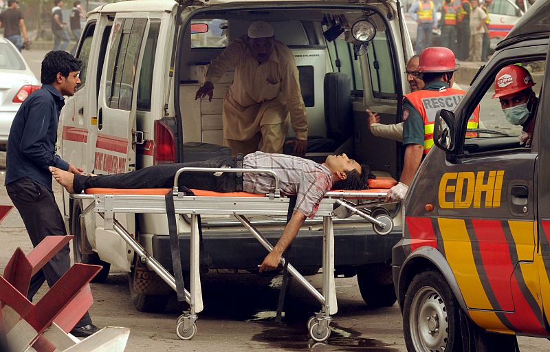 Miembros de los servicios de rescate retiran más heridos de las mezquitas alcanzados en el tiroteo