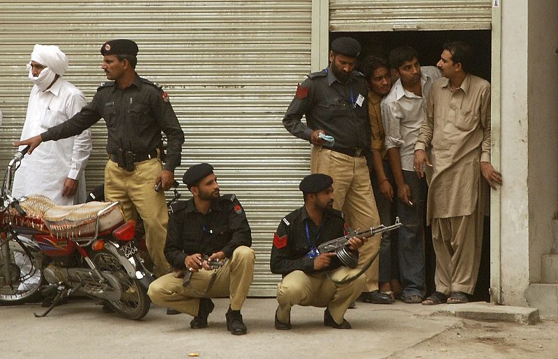 Vecinos y agentes durante el tiroteo