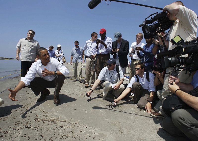 Decenas de periodistas siguen con atención la visita de Obama al Golfo de México.