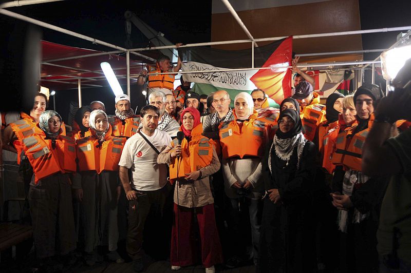 Activistas pro Palestina, en una conferencia de prensa a bordo del barco Mavi Marmara, uno de los integrantes de la 'Flotilla de la Libertad'.