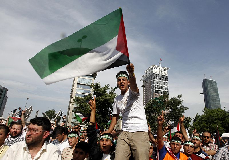 Al menos 30 personas han resultado heridas durante el ataque. En la imagen,un manifestante hace ondear una bandera palestina durante una protesta frente al consulado israelí en Estambul.