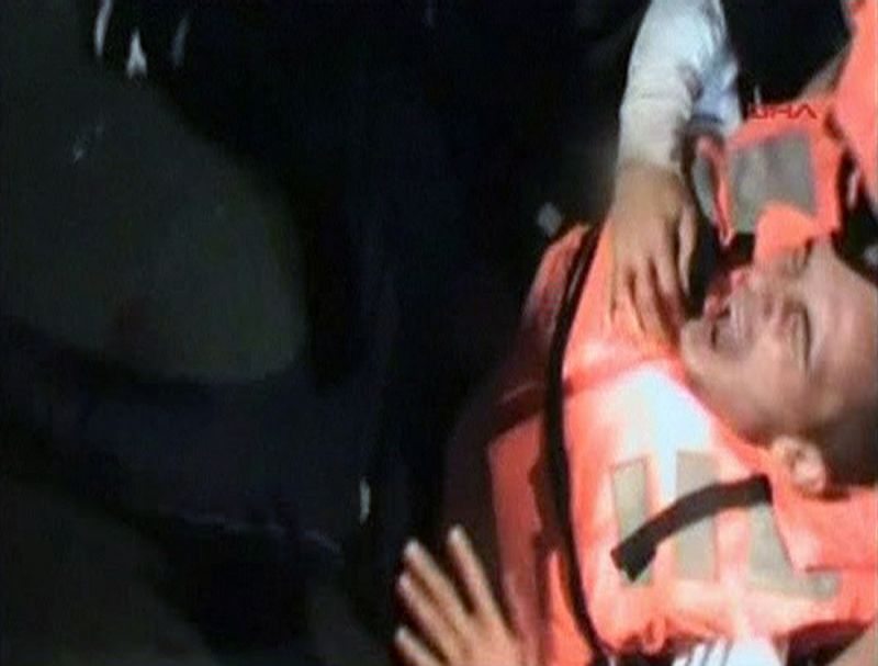 Una televisión turca ha tomado imágenes del momento en el que el comando sale de un helicóptero y una lancha rápida hasta abordar el barco, que según la ONG turca IHH, se encontraba en aguas internacionales.