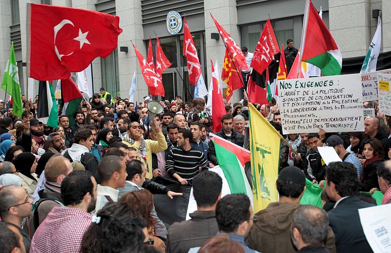 Manifestantes con banderas palestinas y turcas protestan frente el ministerio belga de Exteriores en Bruselas, Bélgica