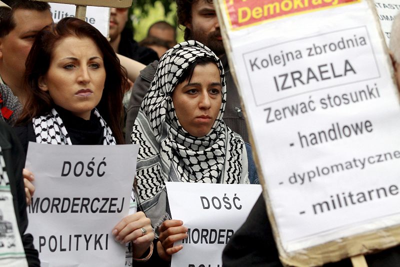 Dos mujeres participan en una protesta frente la embajada de Israel en Varsovia, Polonia