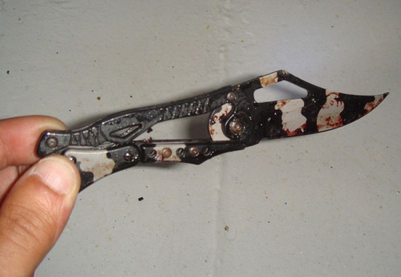 Navajas con sangre, otra de las pruebas que tiene el ejército para justificar su "defensa propia"