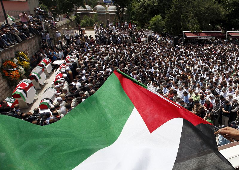 "Que su sacrificio sea alabado", rezaba una enorme pancarta con los colores palestinos, colgada cerca de la mezquita.