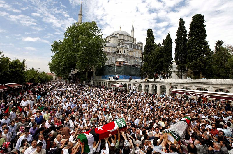 Los ataúdes de dos de los activistas pasan de mano en mano mientras alrededor de 15.000 personas se concentran en los alrededores de la mezquita de Fatih en Estambul.