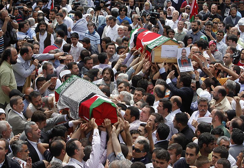 A los cientos de personas que siguieron la ceremonia en el templo se sumaron miles de personas en el exterior en un respetuosos silencio.