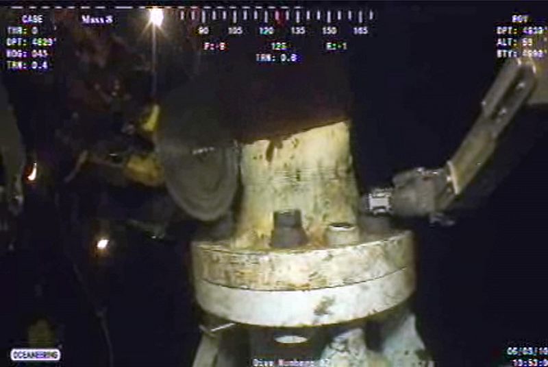 La Guardia Costera ha advertido de que el corte es irregular lo que podría dificultar las labores para colocar el recipiente con el que pretende rr work to cut through the riser pipe at the site of the Deepwater Horizon oil leak in the Gulf of Mexico