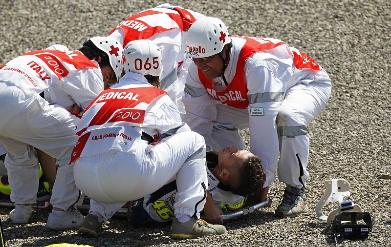 El equipo médico de Mugello atiende a Rossi, momentos después de su caída.