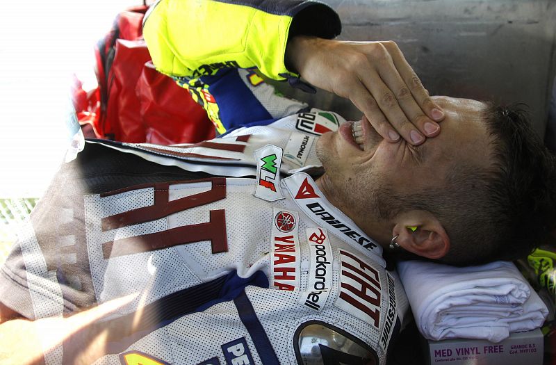 Rossi se duele tras la caída sufrida en Mugello.