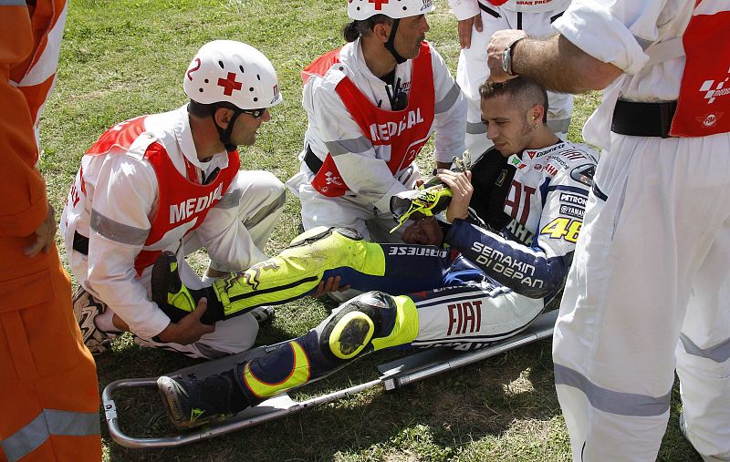 El equipo médico trata a Valentino Rossi en los primeros momentos tras el accidente del piloto italiano.