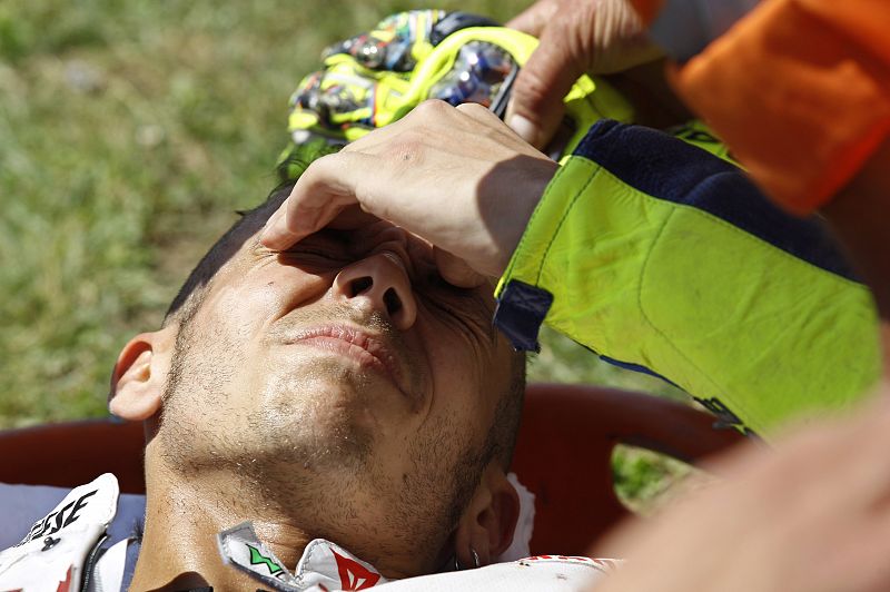 La fractura sufrida por Valentino Rossi podría apartarle de la competición durante uno o dos meses, por lo que prácticamente dice adiós al Mundial.