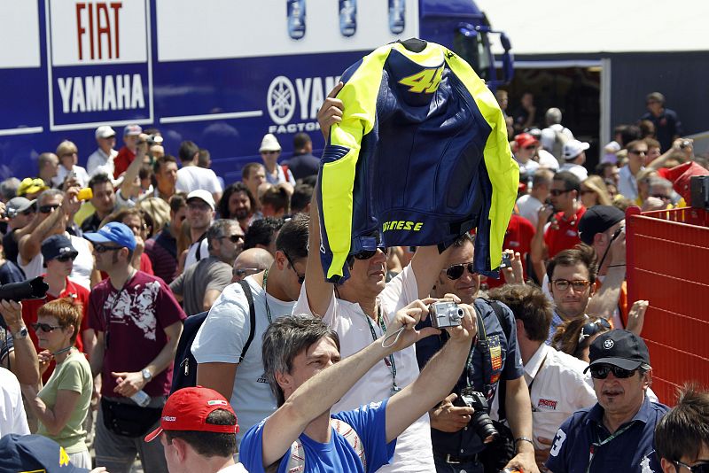 Los seguidores de Rossi homenajean a su piloto tras su grave caída.