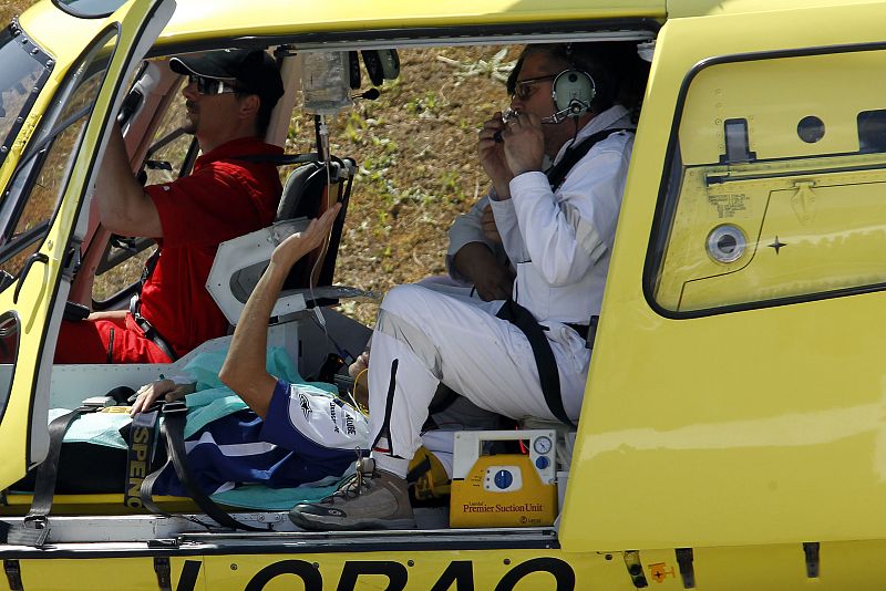Rossi es trasladado en helicóptero tras sufrir la peor caída de su carrera deportiva.