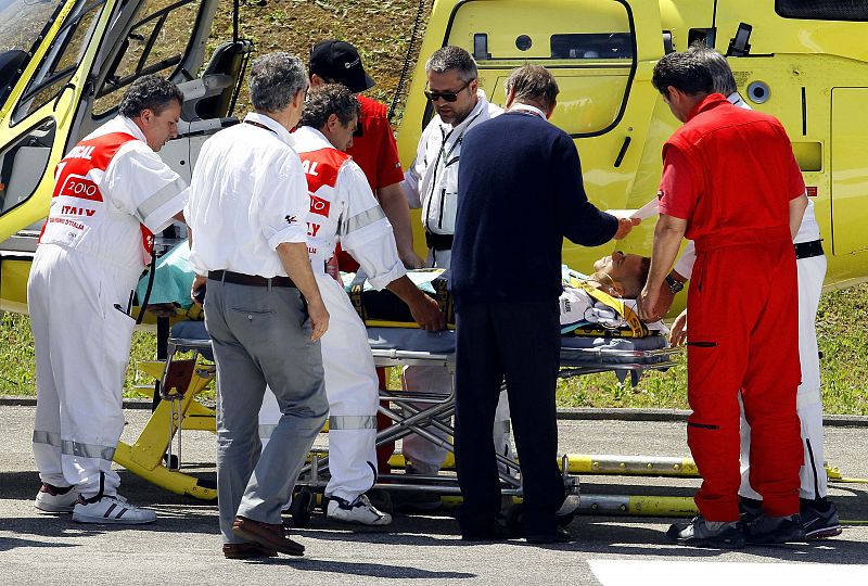 Rossi, transportado al helicóptero que le llevó al hospital de Florencia.