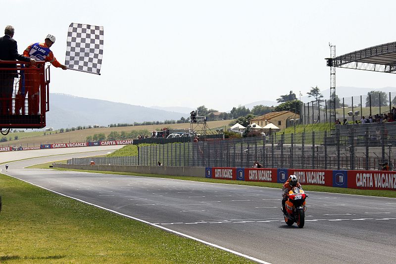 Pedrosa cruza la bandera a cuadros en primer lugar.