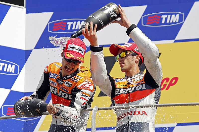 Su compañero de equipo, Dovizioso, se encargó de hacer los honores del bautismo.